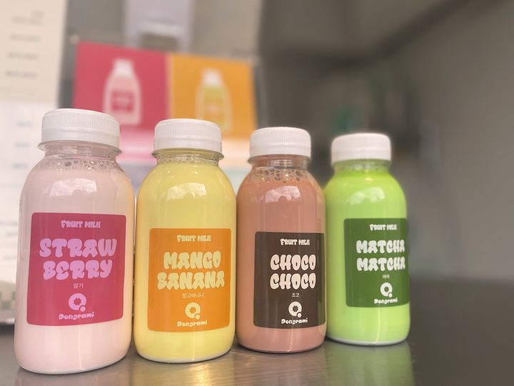 （左から）「生いちごミルク S」、「生マンゴーバナナミルク S」、「チョコレートミルク S」、「抹茶ミルク S」単品の場合 各400円 ※Mサイズは各550円