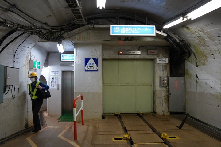 竪坑エレベーターの入口。右が貨車も運べる大きさ、左は人用
