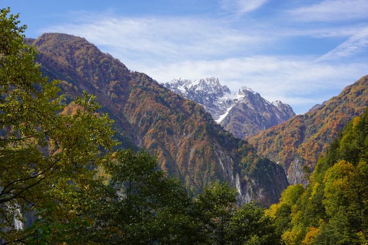 タル沢横抗でバスを降りて徒歩約3分、裏から眺める劔岳の眺望が見れます