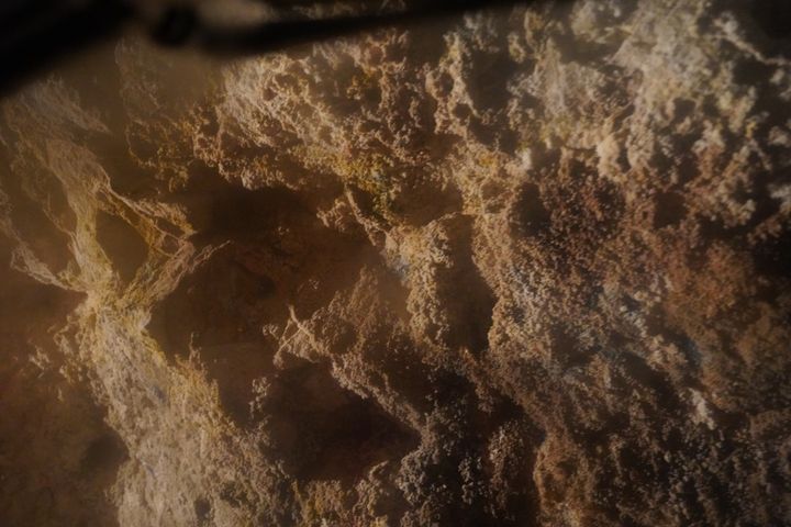 高熱隧道の岩肌は、硫黄が塊になってくっつき黄色味を帯びています