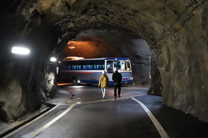 最後の乗り物、黒部トンネル内バスに乗車します（写真は途中で停車するタル沢横抗）