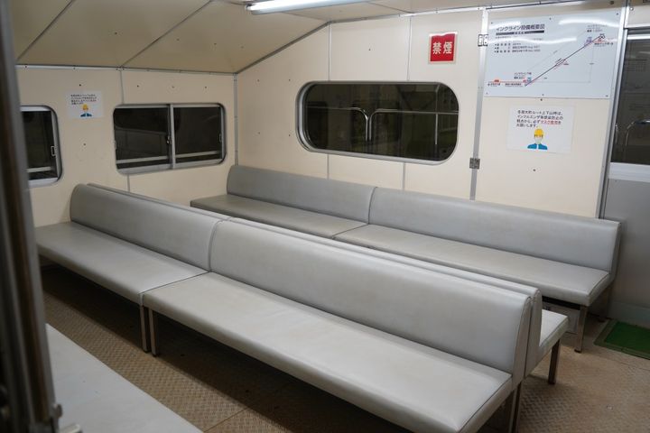 インクラインの内部。人を運ぶときは長イスになっています