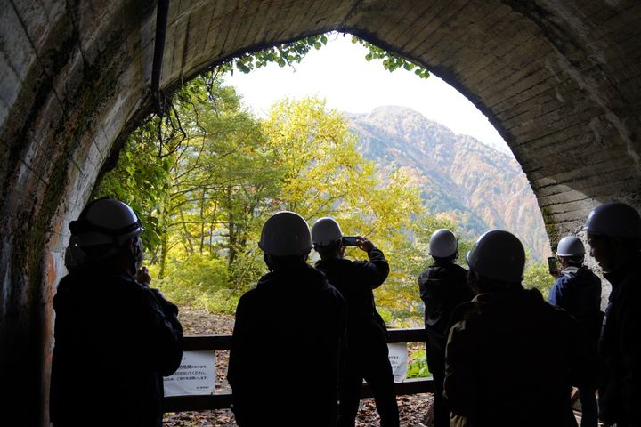 目の前に北アルプスの峰々が迫ってくるタル沢横抗の展望台