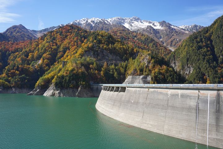 黒部湖には30分で1周する観光船もあります