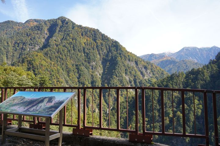 国の特別名勝、特別天然記念物に指定されている奥鐘山を望む竪坑展望台