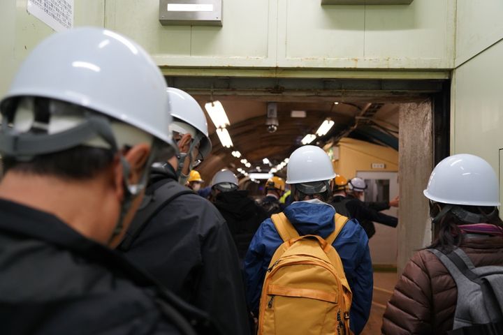 竪坑エレベーターの内部は広く、人なら36人も乗れます