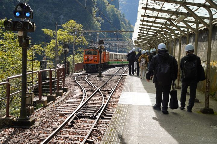 降りた終点・欅平駅のホームをさらに進行方向に歩きます