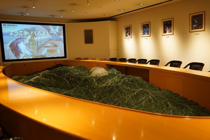 部屋で映像を見ながら説明を聞けます。中央には黒部川流域のジオラマもあります
