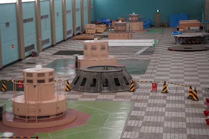 岩盤をくりぬいて建設された巨大な発電機室も見学ができます