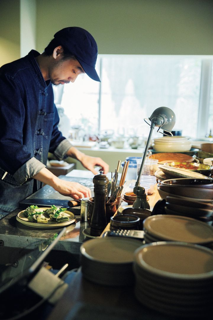 オープンキッチンで料理する戌亥さん