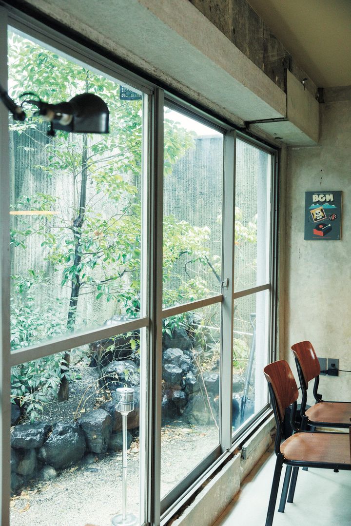 奥には小さな庭が整えられている