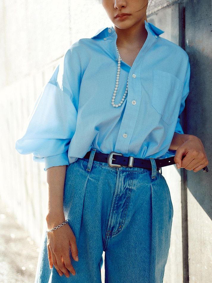 デニムパンツ￥18,700（ニードバイヘリテージ／ゲストリスト） シャツ￥31,900（ハイク／ボウルズ） バッグ￥83,600（マーレット／サザビーリーグ） ローファー￥53,900（ジェンティーク フォー シンゾーン／シンゾーン 表参道本店） ネックレス￥17,280（アビステ） ブレスレット￥39,600（マリハ） ベルト￥6,050（ラングラー／エドウィン・カスタマーサービス）