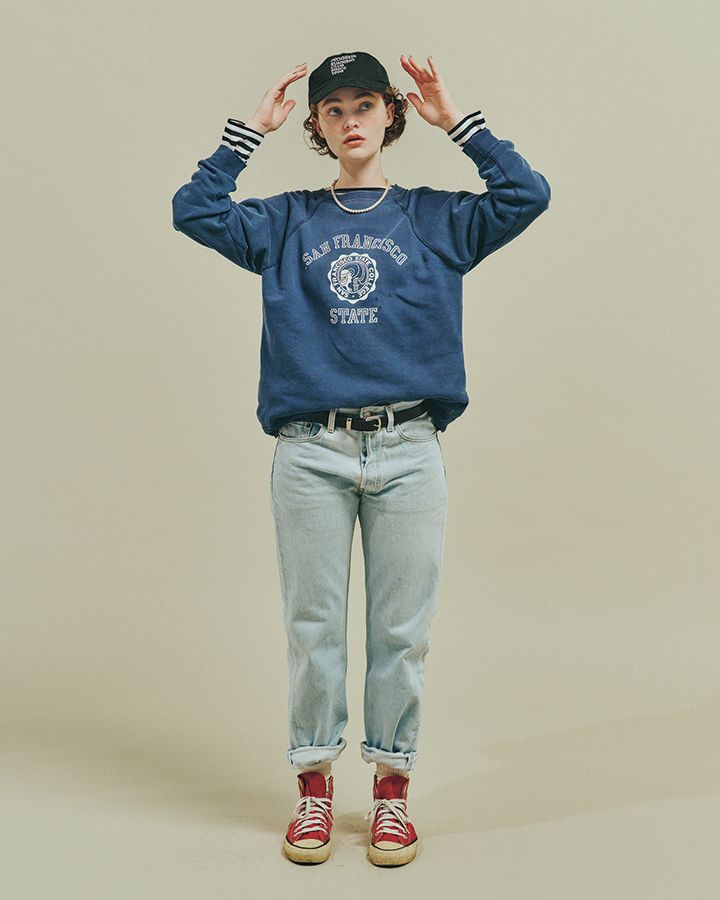 《コンバース》に合わせたいヴィンテージのデニムパンツとスウェットシャツ