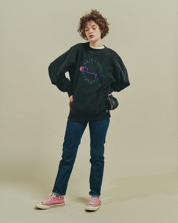 《コンバース》に合わせたいヴィンテージのデニムパンツとスウェットシャツ