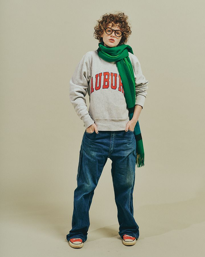 《コンバース》に合わせたいヴィンテージのデニムパンツとスウェットシャツ