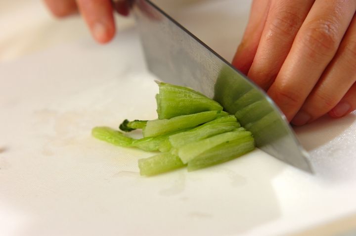 カブの葉のクミンしょうゆ炒めの下準備1