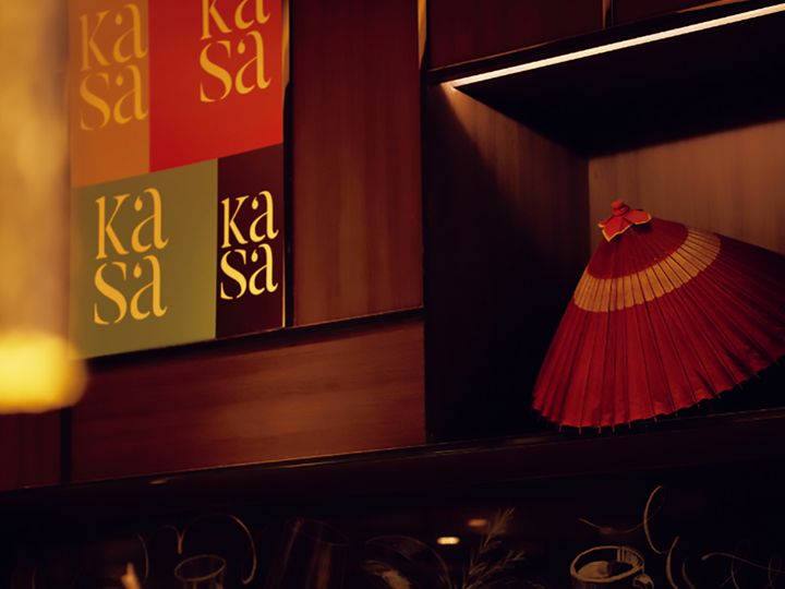 田町『KASA』の壁に飾られている和傘