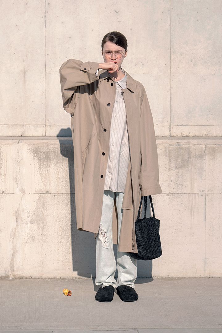 《THE ROW》のシャツとジーンズとバルマカーンコートのコーデ【本日のFUDGE GIRL-4月4日】