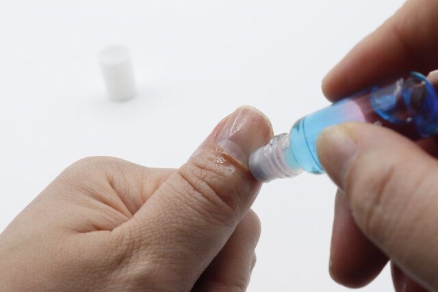 セリアのSH ネイルオイル ロールオンをネイルに塗布する様子
