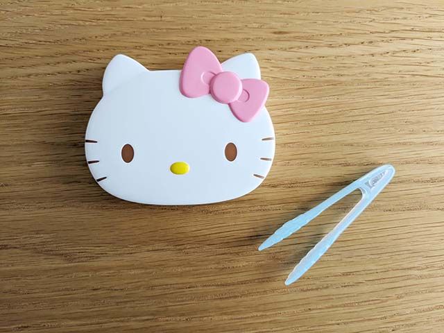 ハローキティ ミニトング&コンテナセットがテーブルに置かれている様子