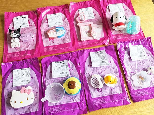 4/12から【マクドナルド】「サンリオキャラクターズ 」ハッピーセットのおもちゃ全種類がテーブルに並んでいる様子