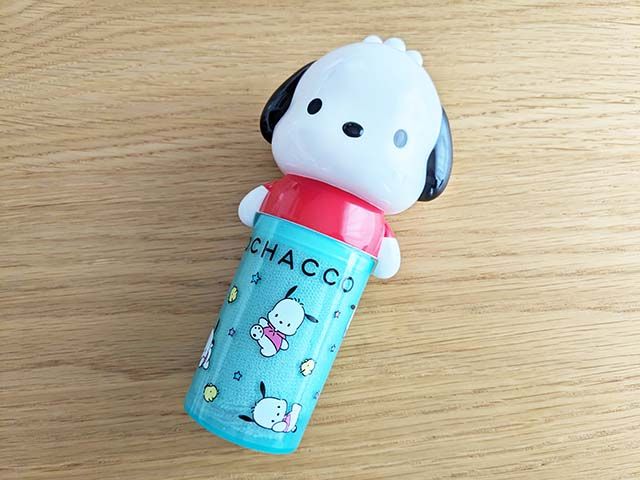 ポチャッコ おしぼりケースにおしぼりを入れている様子