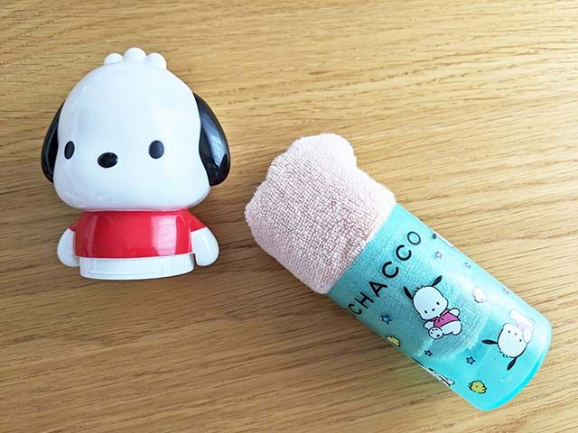ポチャッコ おしぼりケースにおしぼりを入れている様子