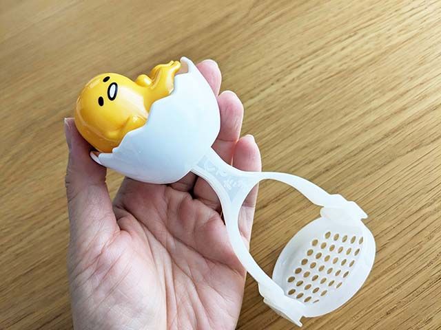 ぐでたま エッグマッシャーを手に持っている様子