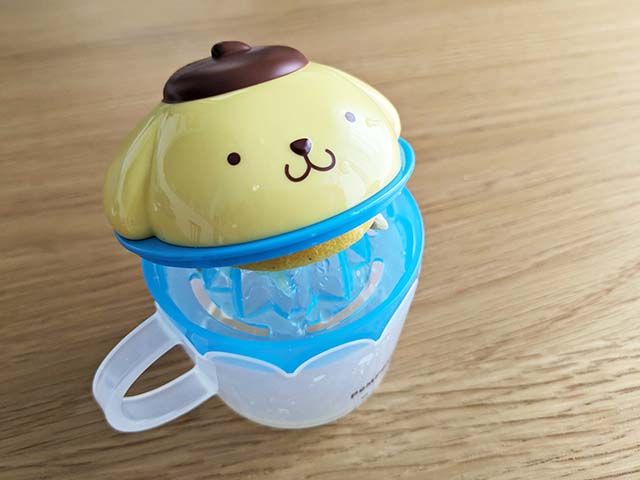 ポムポムプリン ふた付きジューサーカップでレモンを絞っている様子