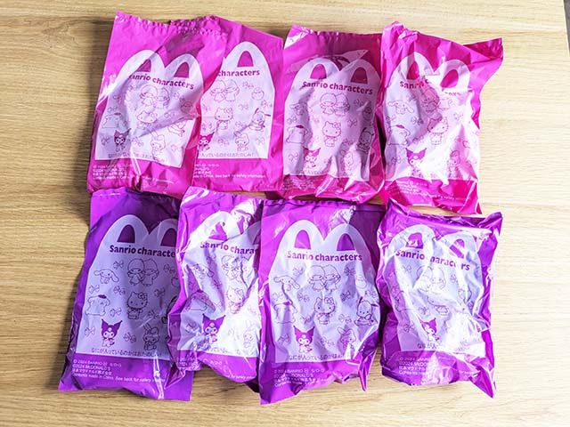 袋に入った【マクドナルド】「サンリオキャラクターズ 」ハッピーセットのおもちゃ全種類がテーブルに並んでいる様子