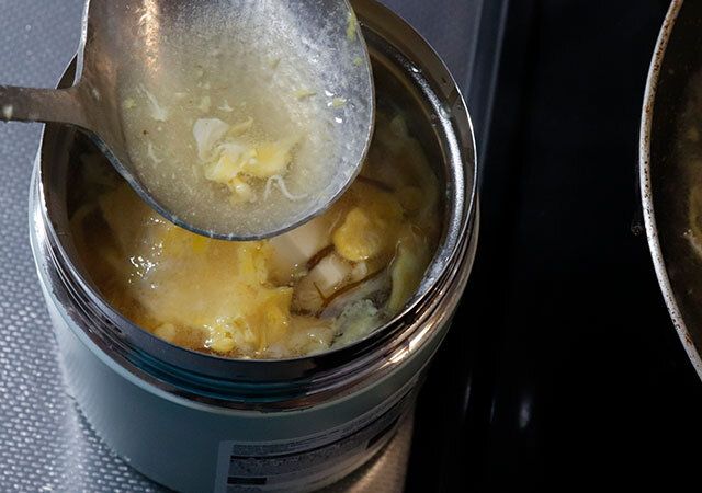 ダイソーのハンドル付ステンレススープジャーにスープを入れるお玉