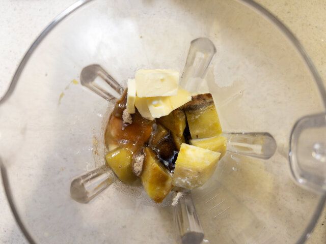 さつまいものプリンケーキ レシピ はちみつ以外の材料をミキサーに入れ攪拌する