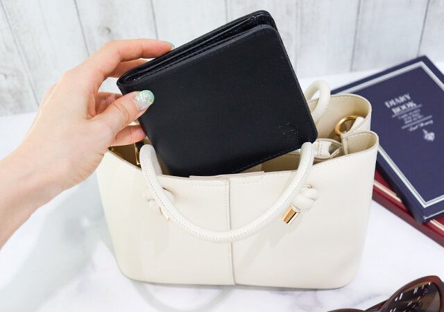 宝島社のmoz 牛革二つ折りコンパクト財布BOOK BLACK ver.のサイズ感