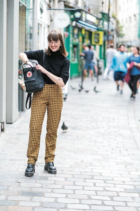 ユニクロのシンプルトップスに個性的なイエロー×ブラックのチェック柄のボトムスが効いたコーデ