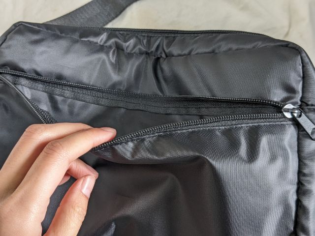 ショルダーバッグの背面ポケット