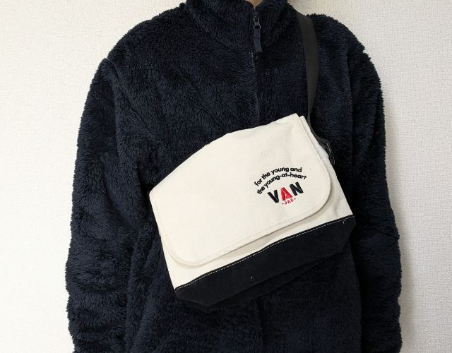 メッセンジャーバッグを持ったところ