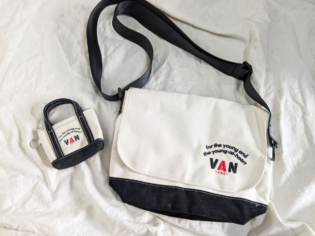 メッセンジャーバッグとトート型ミニポーチ