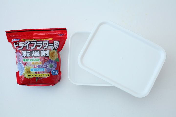 ドライフラワーが手軽に作れる乾燥剤と容器