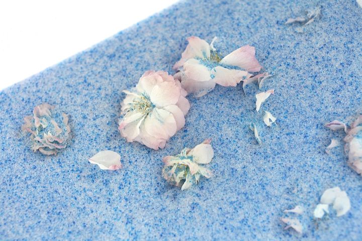 乾燥剤に入れた桜のドライフラワー