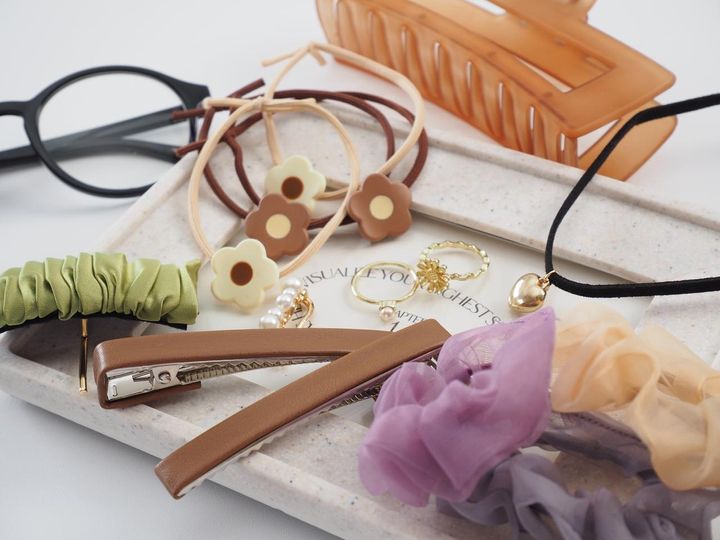 画像2: 遊び心あふれるリングやイヤカフも、挑戦しやすい価格がうれしい。