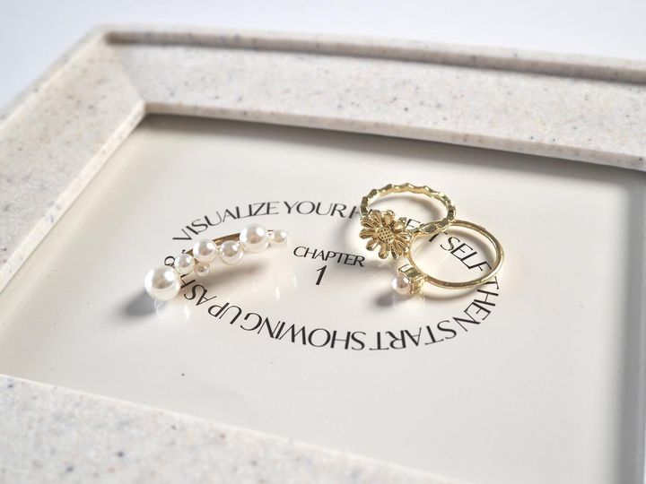 画像1: 遊び心あふれるリングやイヤカフも、挑戦しやすい価格がうれしい。