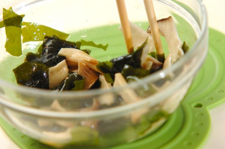 ワカメとエリンギのピリ辛和えの作り方2