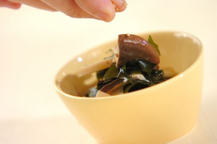 ワカメとエリンギのピリ辛和えの作り方3