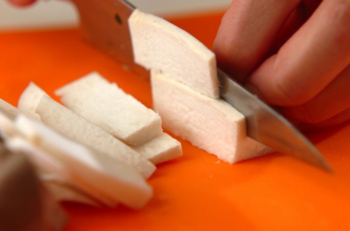 ワカメとエリンギのピリ辛和えの下準備1