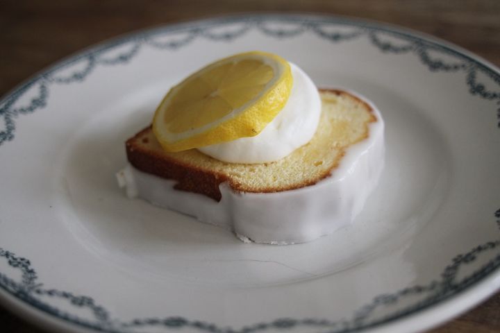 トッピングの輪切りレモンの下には生クリームがたっぷり