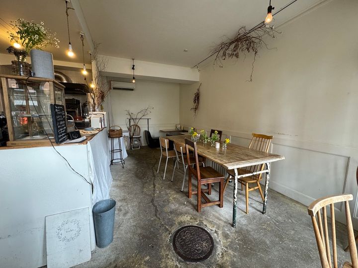 奥に見えるのが6名掛けのテーブル席