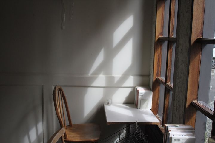 店内窓際の座席に差し込む陽光