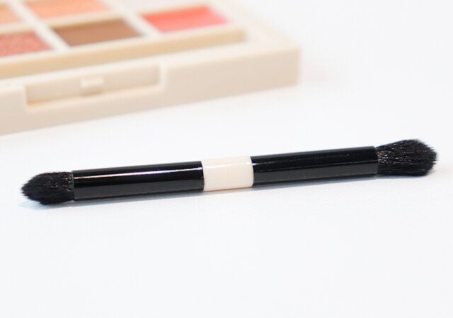 韓国風メイクができる8色メイクパレットにはダブルエンドのつくしブラシ