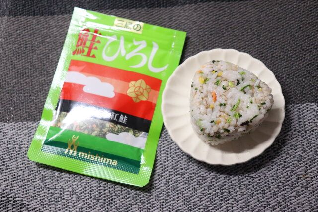 ダイソーのまぜごはんのもと 鮭ひろしのおにぎり
