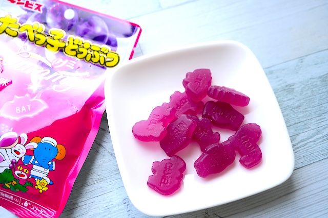 お皿に出した「たべっ子どうぶつグミぶどう味」
